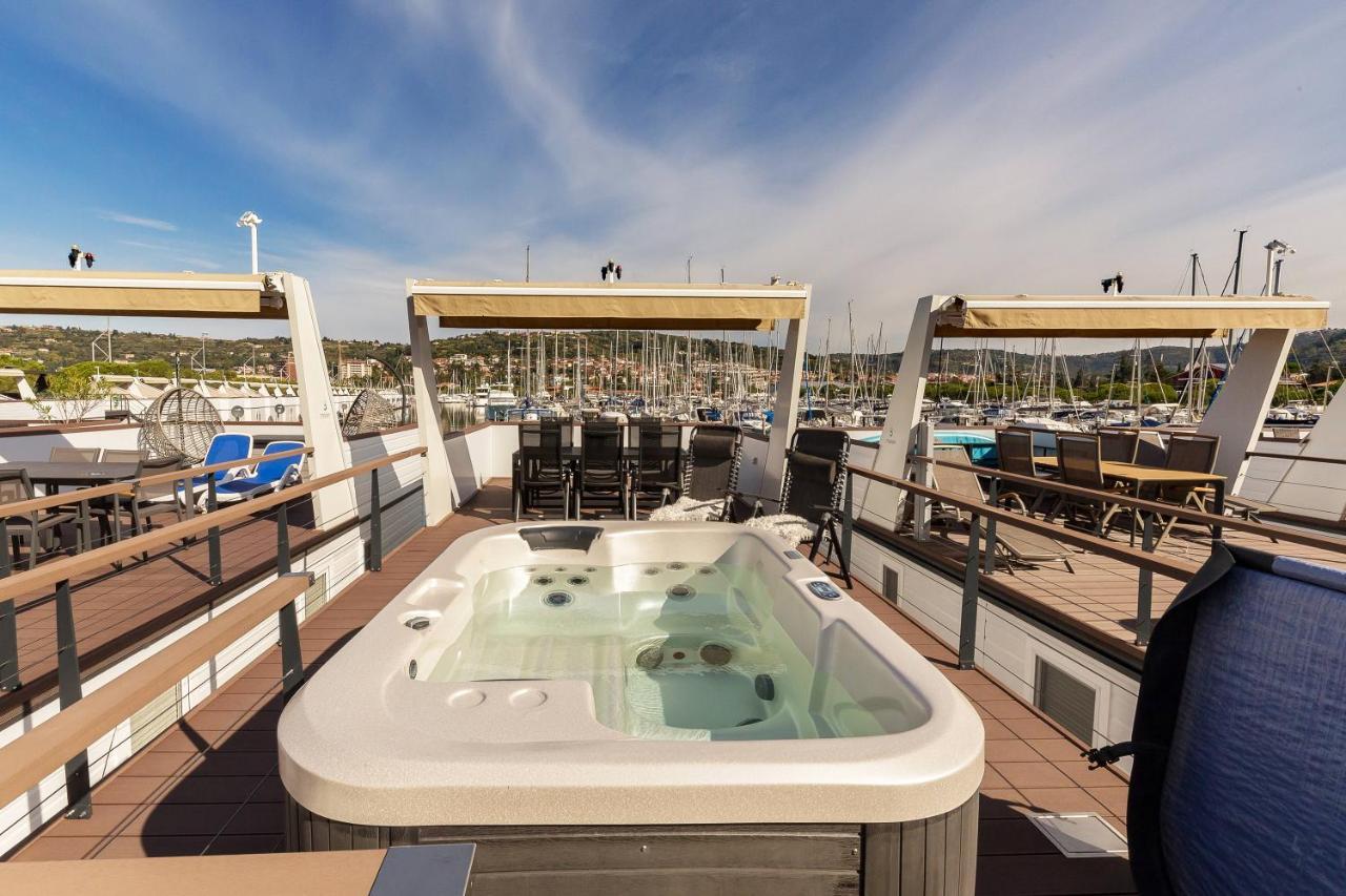 Floating Sea House Gong
